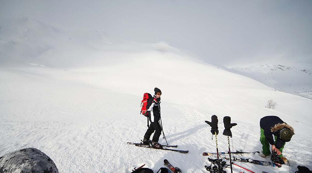 Toppturen er altså en tur alle konfirmantene får tilbud om å delta på, og de som ønsker deltar og er med opp på fjellet i Eksingedalen på truger opp hele Topptur.