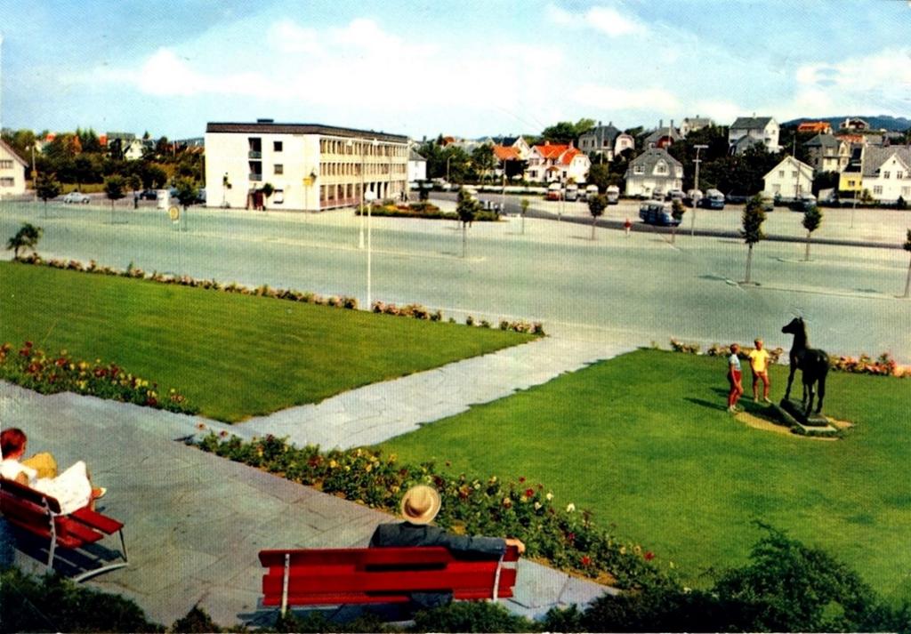 Park, Ludolf Eides plass Parken på et postkort, rundt 1960 Kilde: Johan Arthur Hansen, Tidsmaskinen.