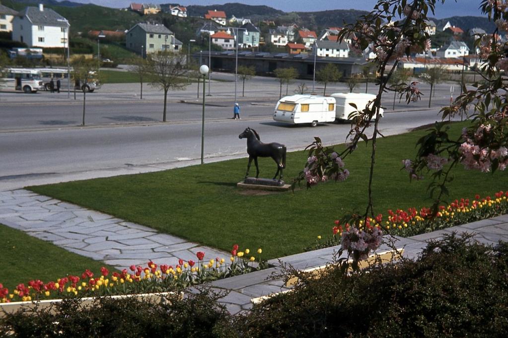 Denne må ikke forveksles med gressflaten lenger vest i Ludolf Eides gate, som ofte omtales ved samme navn. Denne plassen eller parken vil berøres direkte ved bygging av parkbroen over til Flotmyr.