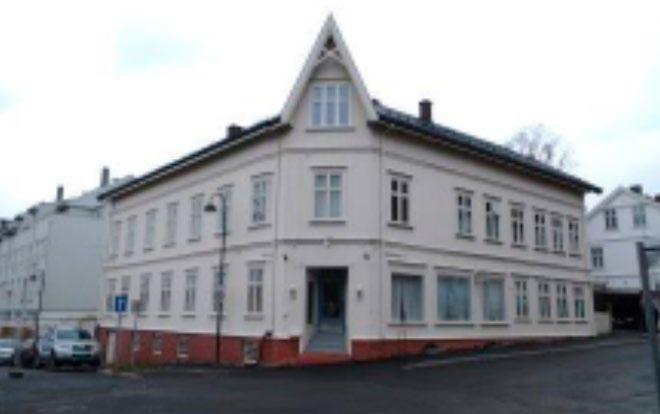 Eidsvolls plass som to av byens tidlige plasser. Bygningsmessig er dette området i sentrum, hvor gamle Gjøvik er best bevart.