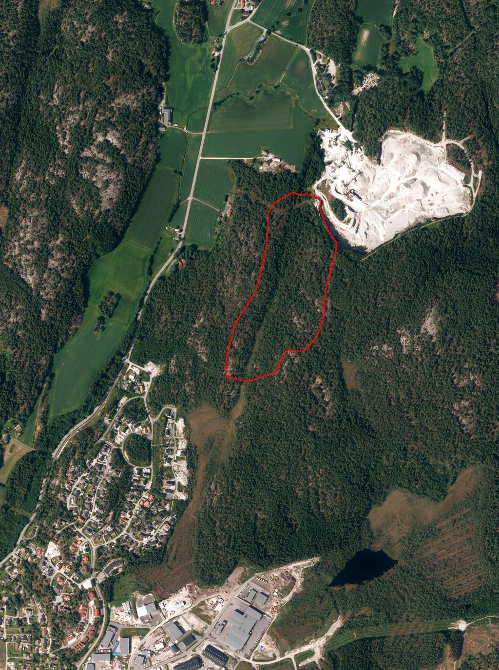 Planområdet omfatter deler av eiendommene gnr/bnr: 82/1, 85/1, 82/6, 84/95 og 85/19. Figur 2: Ortofoto med grense (rød stiplet) som viser antatt avgrensning av planområdet.