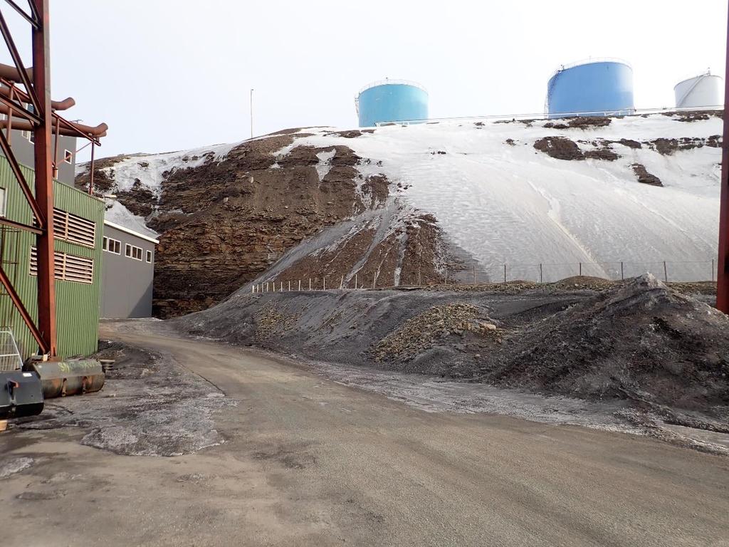 Mellom bergskjæringen og det vurderte området er det plassert et lite oppsamlingsbasseng inntil fjellskjæringen.