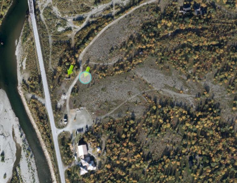 Figur 4 Flyfoto over området. Plassering for omsøkt tiltak er markert med grønn pil.