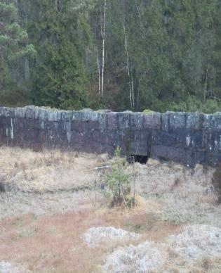 I krysset ved Erkleiv skole tar en videre mot Svaland, og etter ca 4 kilometer er det en parkeringsplass på venstre side av veien. Her står også turskilt mot Liråsen.