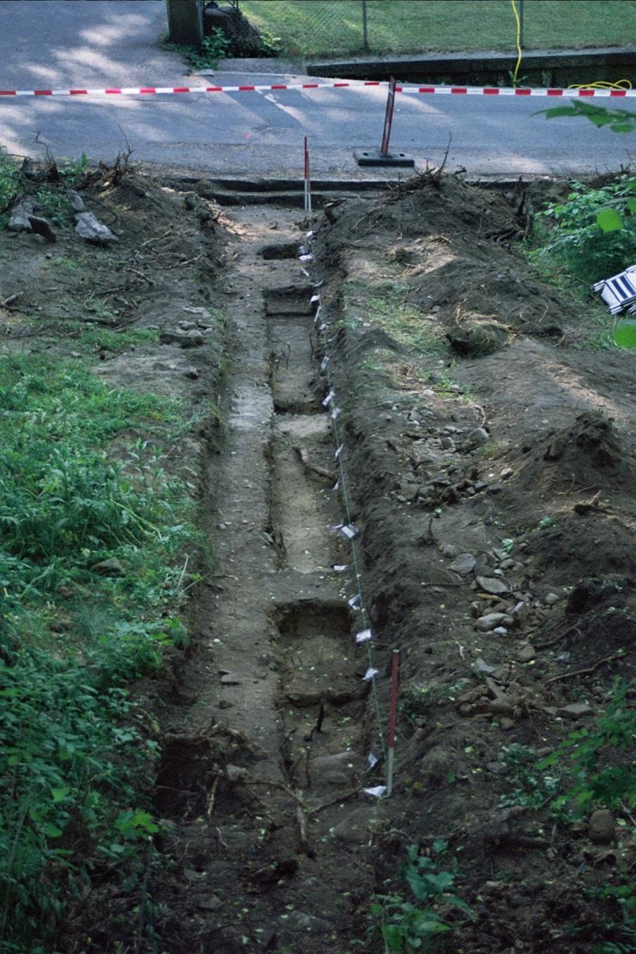 Figur 7. Ca. 15 meter av den 50 cm brede kabelgrøften krysset et funnførende grøntareal. Her ble det gravd flere lag manuelt i graveenheter på 50x50 cm, med tykkelse 10 cm.