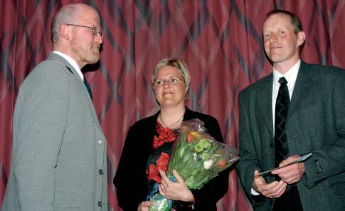 Arne E. Bollestad holdt seg hjemme og passet på de 100 søyene som var midt i lamminga, så det var kona Heidi og sønnen Ernst Georg på 13 som var til stede på årsmøtet og mottok prisen.