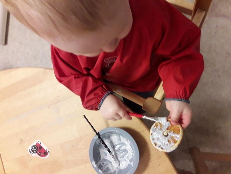 Kosthold og måltider Månedens smak i november har vært appelsin. Vi har spist appelsiner til fruktstunda. Noen har vært søte, mens andre har vært ganske sure.