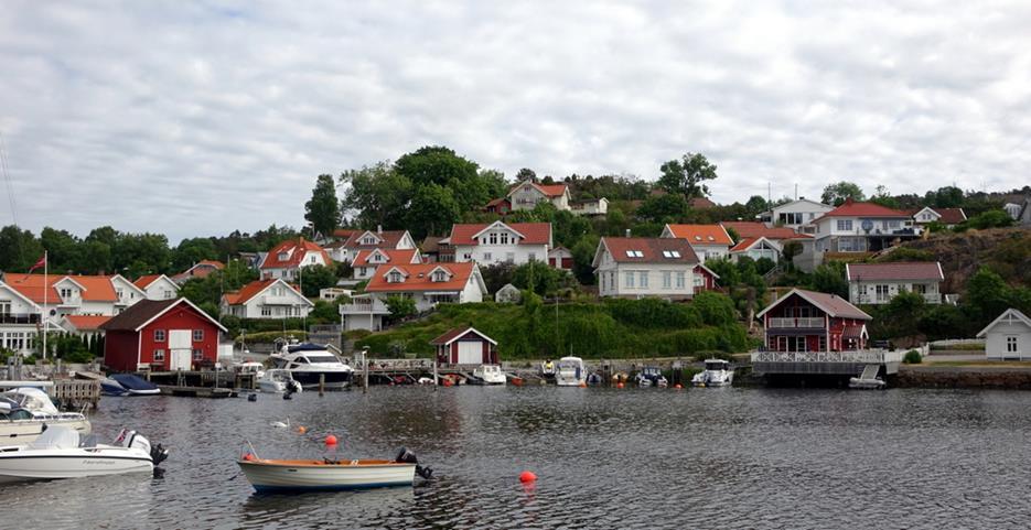Gjesteleiligheter i idylliske Sponvika Gjesteleiligheten ligger vakkert til ved sjøen i idylliske Sponvika, en gammel fiskerlandsby fra tidlig 1600-tall med hvitmalte trehus, trange gater og