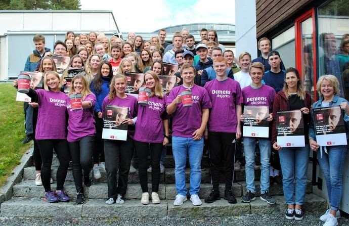 Blindheim ungdomsskole har valgfaget «Innsats for andre», og det er andre året de er med som bøssebærere. Møre ungdomsskole (bilde til høyre) er med for første gang.
