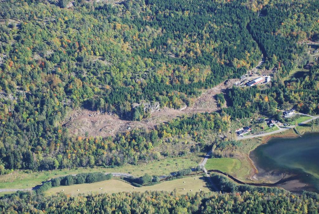 Figur 1.6. Flyfoto fra, Ønnadalen øst, hvor Vestgård-lokalitetene lå. Fotografiet er tatt høsten 2010, i begynnelsen av utgravningen. Foto mot øst.