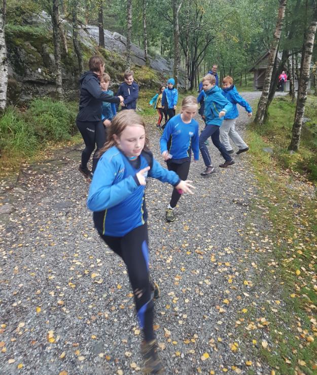 Kompisstafetten var ett av sesongens sosiale høydepunkter for klubben vår. Varegg stilte med hele 9 lag, og flere rekrutter fikk prøve ut en riktig stafett med de store!