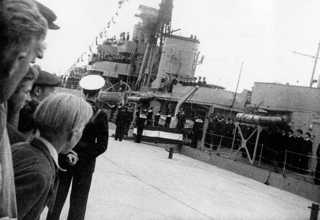 Jageren «Stord» ankommer Tromsø 16. mai 1945. Kommandørkaptein, dr.