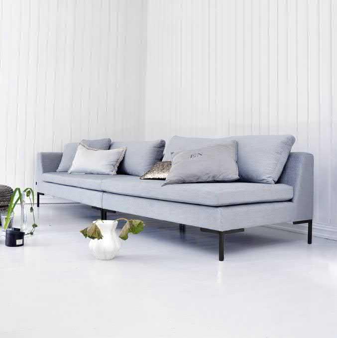 43 LYNG SOFA/MODULSOFA / SOFA/MODULE SOFA Lyng sofa kombinerer det minimalistiske med det klassiske. Den er luftig og lett, med stramme ben og slank setepute hvor også myk dun er et tilvalg.