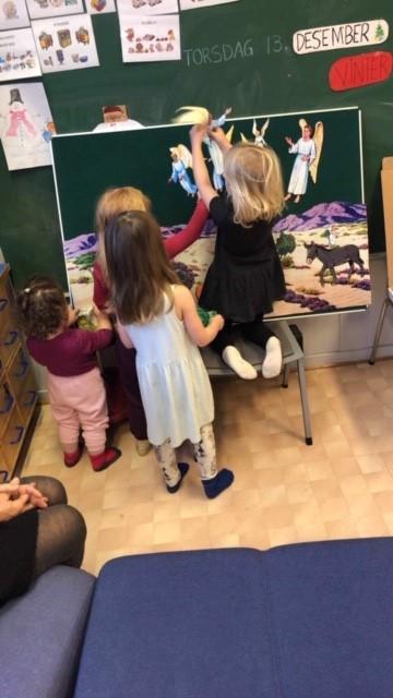 Her leker barna på Kjella barnehage med flanellografen og forteller på sin måte.