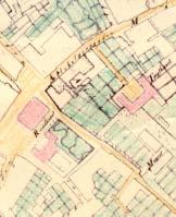 tydelig avlese på J.J.Reichborns kart fra 1768 (kart nr.1). Traséen har tydelig ligget til eiendomsgrensen mellom dagens g.nr/b.nr 166/672 og 166/657. En tid lå der en bygning over veilinjen (kart nr.