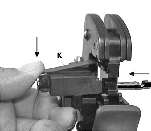 (ill. 7) Leitung auf Maß 6,0 bis 7,5 mm abisolieren. Achtung Beim Abisolieren keine Einzeldrähte abschneiden! (ill.