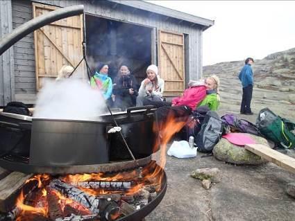 6 FJELLTUR MED OVERNATTING VILLMARKSOPPLEVELSE - BARMARK KNABEN FJELLCAMP I 2011 ble vår nye fjellcamp ferdig. Den har blitt godt mottatt. Campen ligger i høyfjellsterreng, ca 3 km fra leirskolen.