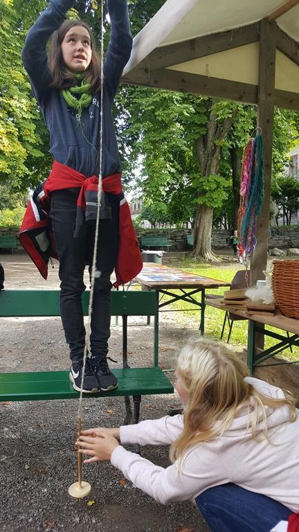 Konsulenten fra Hordaland trådde til og lærte de fremmøtte på årsmøte flossvev-teknikk. Saueklippedagen på Folkemuseet 10.