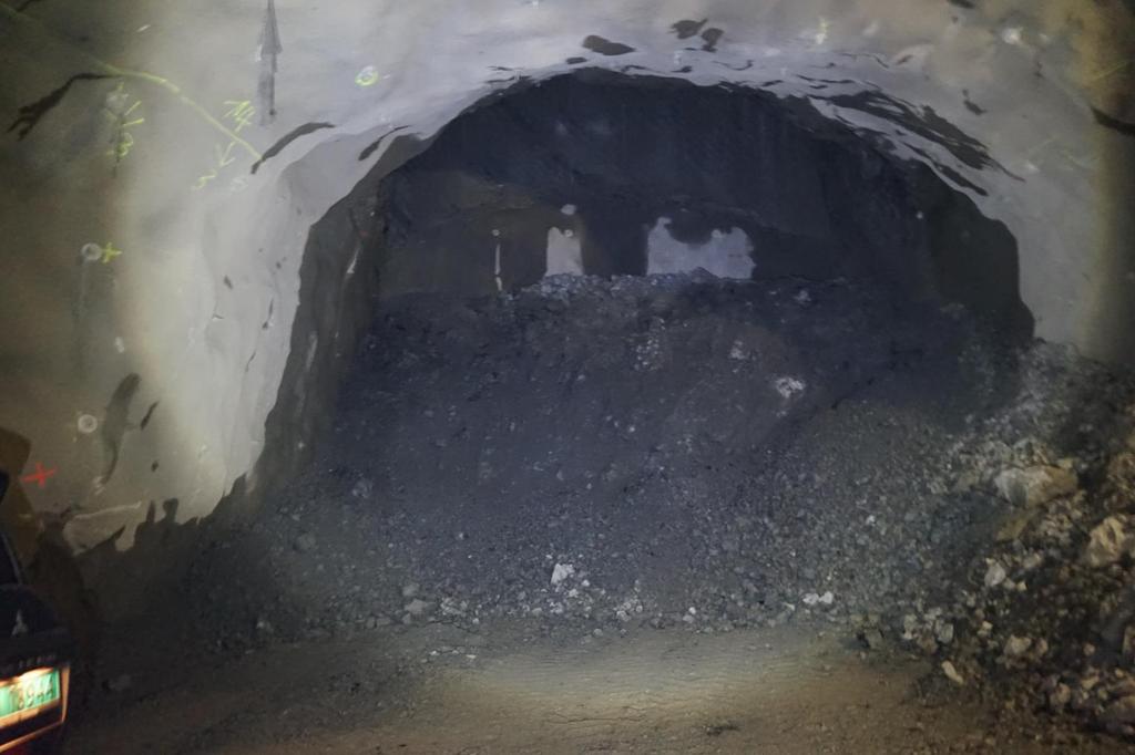 Case: Utsprengning av kabelsjakt Tunnel drevet forbi bunnen av sjakt Nisje sprengt ut