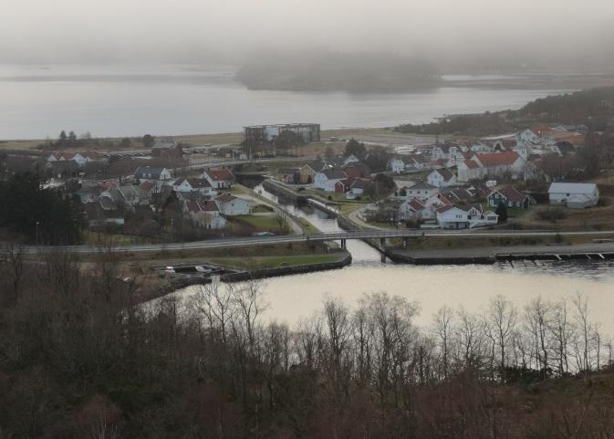 I tillegg kan man gå langs fylkesveien hvor det er planlagt gang- og sykkelvei, og inn i området via adkomstveien fra Njervesanden.