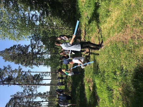 VÅRE AKTIVITETER: Human curling: Spill curling på isen, med deltagerne som curlingsteiner, passer best for mindre grupper Langski: Gå flere på samme ski, her gjelder det å