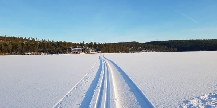 VINTER PÅ RØMSKOG SKILØYPER Når snøen legger seg over den vakre innsjøen utenfor hotellet, kjører vi opp skiløyper som strekker seg langt utover hele veien til gapahuken hvor man har mulighet til å