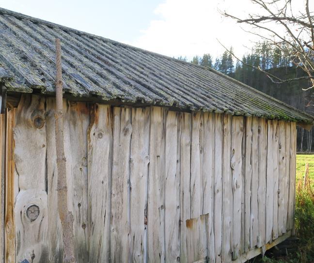 Taket er dekket med planker som er vanlig taktekking på