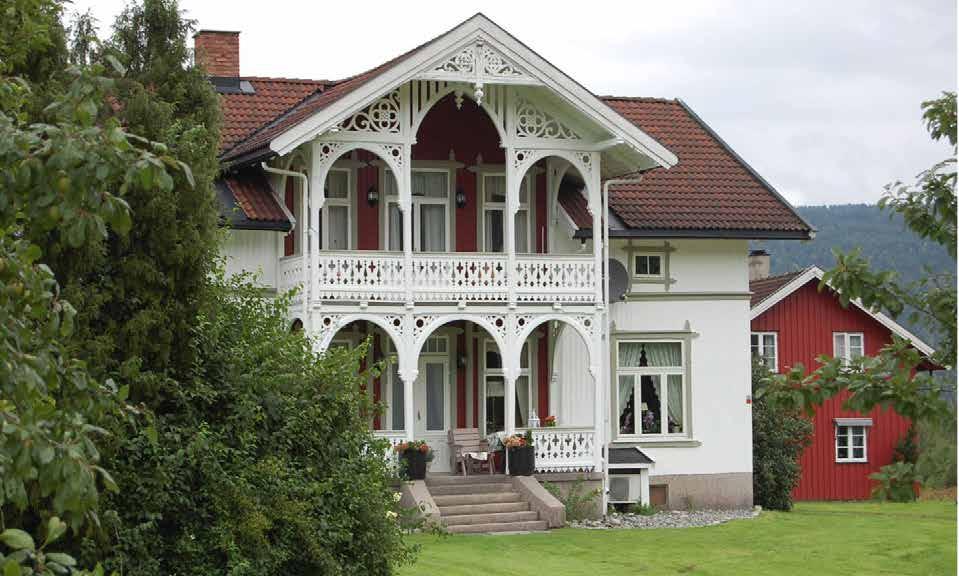 Fire bygninger med fra middels til svært høy verneverdi er reist i sveisterstil innenfor en 20-årsperiode omkring 1900, og bidrar til helheten i gårdsanlegget.