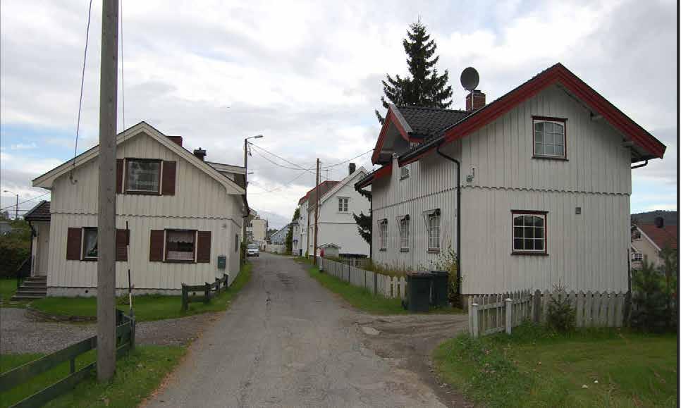 Det er derfor ikke lett å datere husene, men flere er opplagt eldre enn Randsfjordbanen. Til tross for husenes ombygginger har området en helhetlig struktur.
