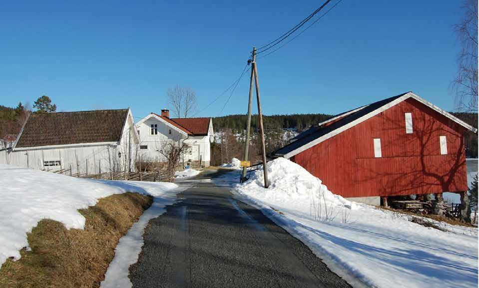 Siden 1993 har Naturvernforbundet arrangert slåttekurs her og slik bidratt til å opprettholde kulturlandskapet. Tunet omfatter våningshus, låve og mindre uthus.