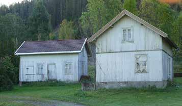 Bygninger på det østre bruket (16/200, tidligere 16/35): Gården har et tett firkanttun som består av våningshus, bryggerhus og enhetslåve.