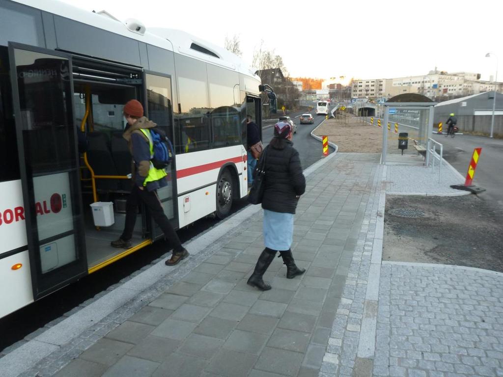I tillegg til sykkelsekspressvei er det bygd fire nye busstopp, to i Hannevika og to ved Nikkelverket. Busstoppene ble ikke 100 prosent ferdige i 2018.