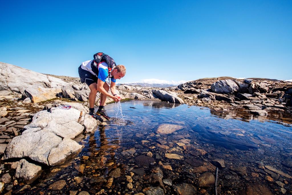 8 Det er tillat å ha følgje med seg frå Krækkja eller Kjeldebu til mål, men denne personen har same krav til å kunne klare seg sjølv i fjellet utan hjelp.