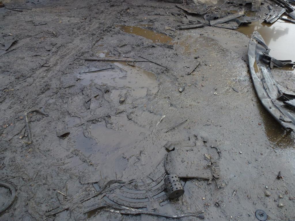 Nedsølt betongdekke med sluk til oljeutskilleren (Foto: Fylkesmannen i Aust- og Vest-Agder) Avvik 3 Virksomhetens håndtering av farlig avfall er ikke i tråd med regelverket.