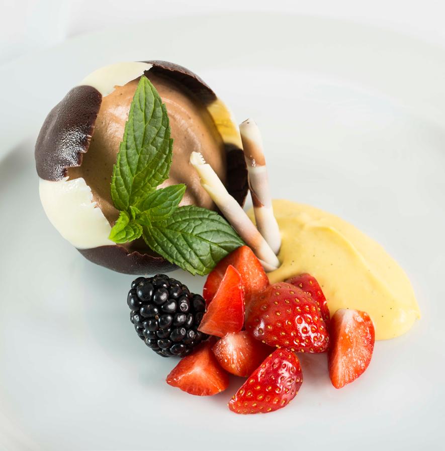 Dessert Dessert Pasjonsfruktmousse i sjokoladetulipan anrettet med bringebærcoulis og pyntet med friske bær (3, 6, 7).