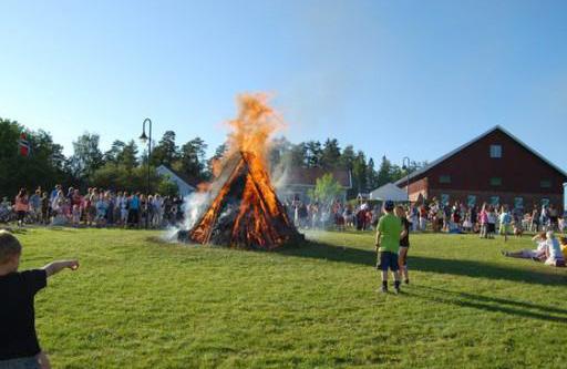 St. Hans på Skårer Gård 23. juni kl. 17:00 arrangeres det St.Hansfeiring på Lørenskog bygdemuseum Skårer gård. Vi ønsker dere alle velkommen for å feire med oss! St.Hansfeiringen arrangeres av Lørenskog Bygdemuseum i samarbeid med Lørenskog Husflidslag.