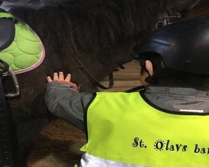 Fossefallet barna blir godt vant til eldre mennesker på Grålum dagsenter.