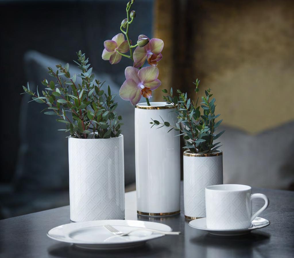 CAPE Nyhet CAPE er et elegant og luksuriøst kaffeservise med tilhørende porselensvaser og gulldetaljer, formgitt av møbelog interiørdesigner Halvor Bakke.