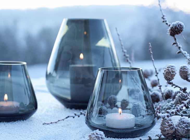 ROCKS KOKSGRÅ 310-710 120mm Te-lykt/vase 310-730 220mm Stormlykt/vase 256,- 462,- ROCKS er elegante og sofistikerte lykter og lysestake i lekker røkgrå design.