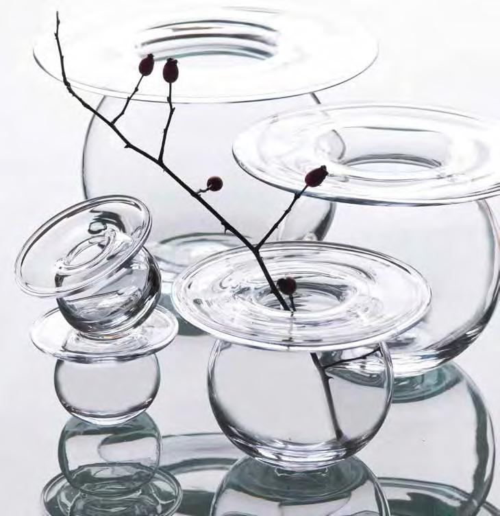 BOBLEN KLAR Blomsterdekoratøren og TV-personligheten Finn Schjøll har formgitt vasen BOBLEN. Formgivningen er inspirert av vanndråper som perler på marikåpe etter regnvær.