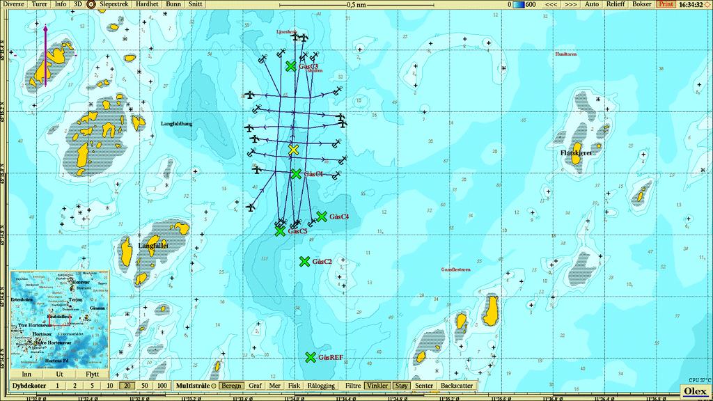 Figur 6: Sjøkart som viser planlagt anleggsplassering sammen med C-stasjoner (grønne kryss), posisjon for vannstrømmålinger (gult kryss) og fortøyningsliner.