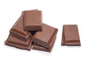 Oppgave (4 poeng) År 1970 1980 1990 000 010 Kilogram sjokolade per person 4,6 6, 7,6 8, 9,5 Tabellen ovenfor viser hvor mange kilogram sjokolade hver person i Norge i gjennomsnitt spiste i årene