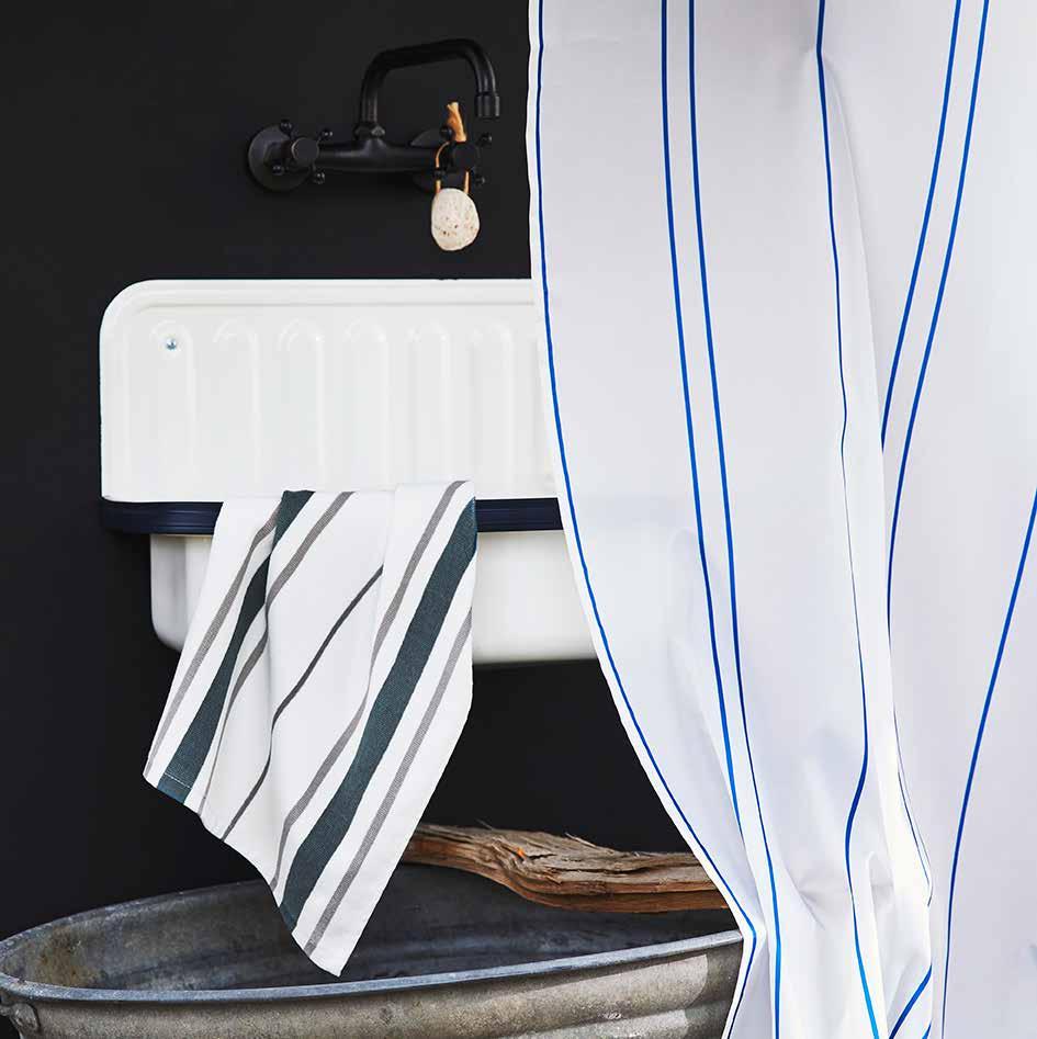 IKEA PRESSEPAKKE / APRIL / 2019 / 32 OTTSJÖN håndkle og dusjforheng har elegante striper som gir badet
