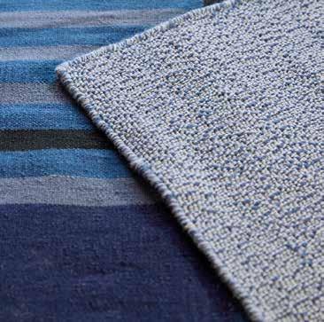 42 LOVRUP teppe er flatvevd i ull og bomull, en blanding som gir en variert struktur.