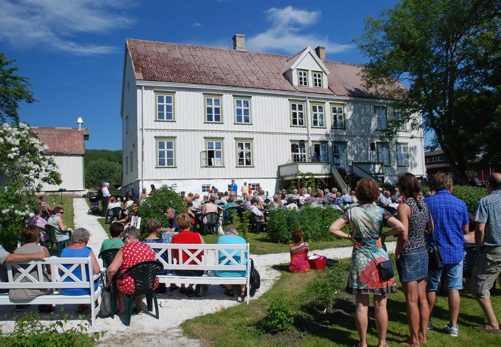 Historien fortelles via et billedspill som er basert på familiens rikholdige fotoalbumer. 20.06. 31.08.