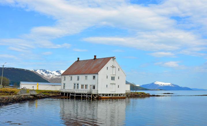 Over disken selges lokalproduserte husflidsvarer, postkort, karameller og lokalhistorisk litteratur.