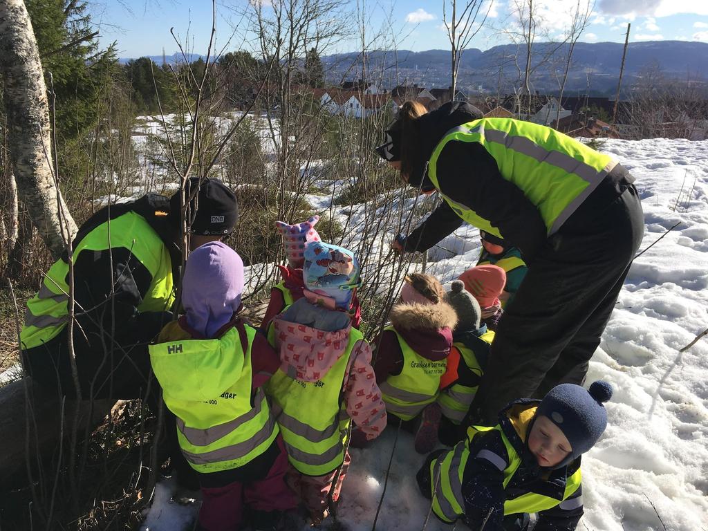 Friluftsliv I år har vi endret litt på turdager og turgrupper. Begge gruppene har nå turdag på mandager hvor vi deler barna inn i grupper ut i fra alder og forutsetninger.