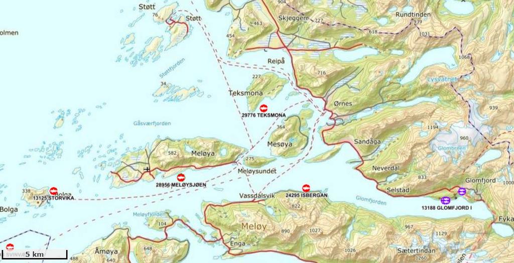 Figur 2: Oversiktskart med plasseringen av anlegget (rød firkant) i forhold til andre anlegg. Målestokk vises i venstre hjørne, kartkilde i 1: