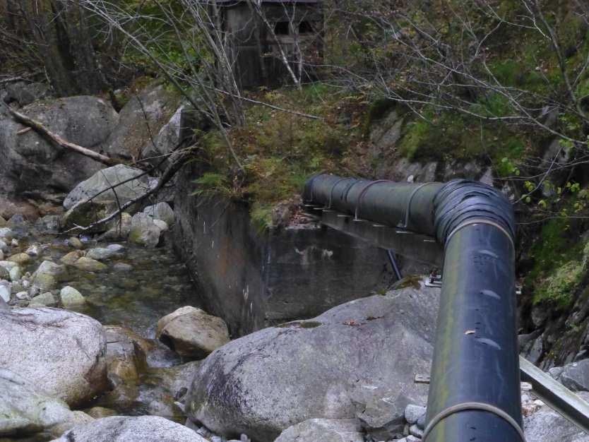 Sammendrag Eikekraft SUS ønsker å klage på krav gitt i konsesjon av 22.04.14, hvor det kreves at rørgaten skal legges på østsiden av Eikeelva.