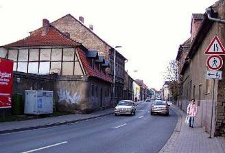 2. Lage und Messausstattung der Verkehrsmessstation Abbildung 1: Lage der mobilen Kleinmessstation Aschersleben, Geschwister-Scholl-Straße Die Messstation befindet sich auf der südlichen Straßenseite